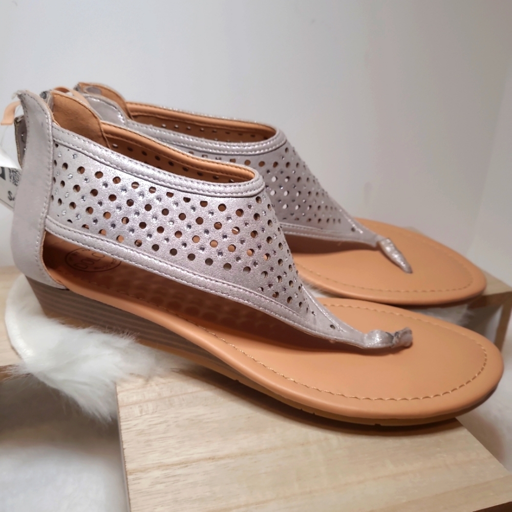Women Moto Dolce Laser Cut Wedge Thong Sandals Back Zipper Rhinestones 8.5M Grey